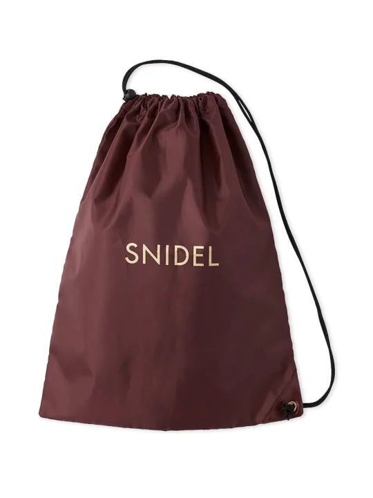 ワインレッドのSNIDELロゴ入り巾着バッグ