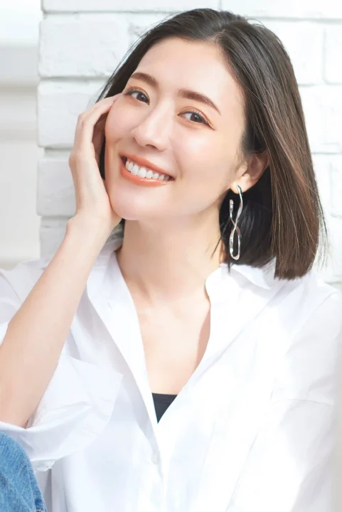 白いシャツを着たショートヘアの女性モデル