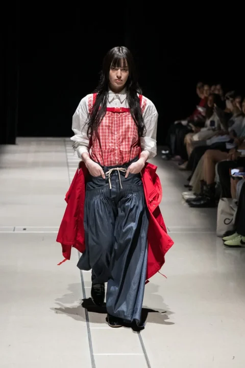 チェック柄エプロン風トップスとワイドパンツのモデル