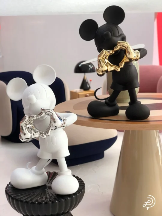 黒と白のミッキーマウスのフィギュアがハートマークを作って並んでいる